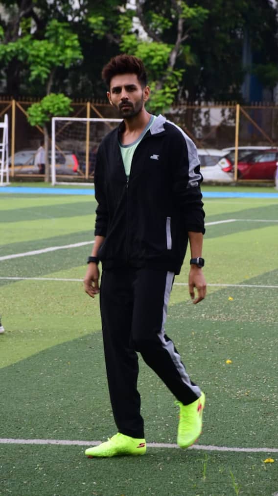 फुटबॉल खेलत दिखे कार्तिक आर्यन, तस्वीरें देख दीवाने हुए फैंस