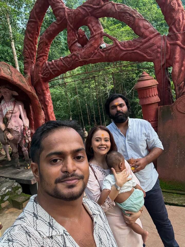 एक्ट्रेस मुस्लिम पति को लेकर शिव मंदिर गई हैं. देवोलीना ने मंदिर के कई फोटोज शेयर किए हैं.