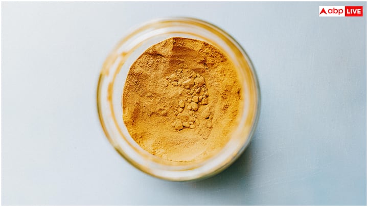 Whitening Efficacy of Popular Natural Products on Dental Enamel नाम की स्टडी में हल्दी, चारकोल और केले के छिलके जैसे नैचुरल प्रॉडक्ट का दांतों की सतह पर असर की रिसर्च की गई. रिसर्च में पाया गया कि हल्दी से ब्रश करने पर दांतों की सतह पर मामूली चमक बढ़ी, लेकिन यह प्रभाव 16% कार्बामाइड पेरोक्साइड जैसे पारंपरिक व्हाइटनिंग एजेंट्स की तुलना में कम था.