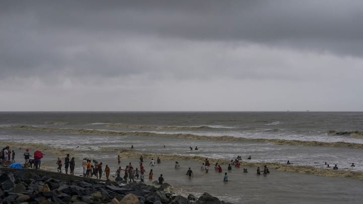 বুধবার দার্জিলিং, কালিম্পং, জলপাইগুড়ি, আলিপুরদুয়ার, কোচবিহার ওপরের পাঁচ জেলাতেই বিক্ষিপ্তভাবে বজ্রবিদ্যুৎসহ বিক্ষিপ্তভাবে হালকা থেকে মাঝারি বৃষ্টি। ভারী বৃষ্টি হতে পারে শুধুমাত্র আলিপুরদুয়ার জেলাতে।