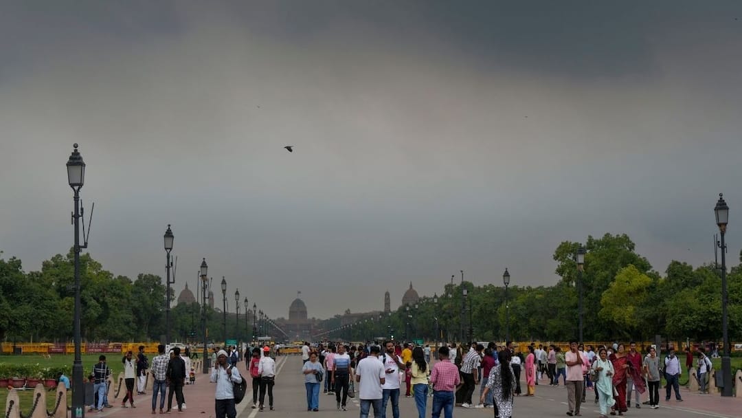 काले बादलों से घिरा दिल्ली-NCR, मानसून की हो गई एंट्री, इतने दिन तक लगातार झमाझम होगी बारिश Monsoon in Delhi NCR Weather update IMD Heavy Rain Alert for next seven days काले बादलों से घिरा दिल्ली-NCR, मानसून की हो गई एंट्री, इतने दिन तक लगातार झमाझम होगी बारिश