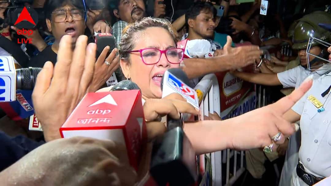 ‘আমাদের আটকাচ্ছেন কেন? মাস মাইনের জন্য এসব করছেন?’, পুলিশের সঙ্গে তুমুল বচসা শ্রীলেখার ‘আমাদের আটকাচ্ছেন কেন? মাস মাইনের জন্য এসব করছেন?’, পুলিশের সঙ্গে তুমুল বচসা শ্রীলেখার