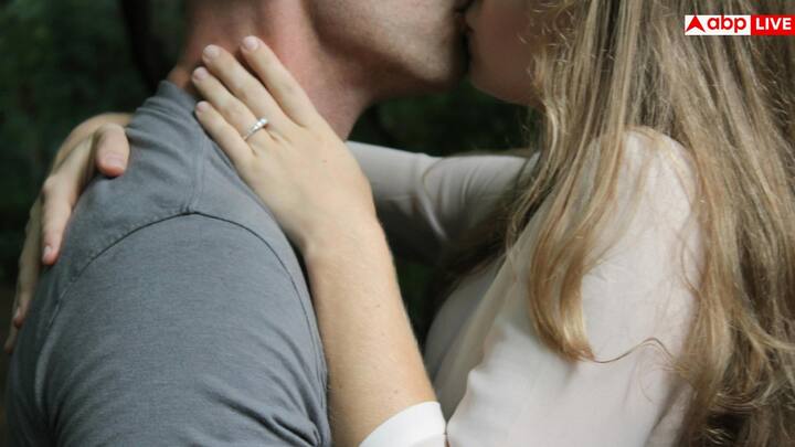 अगर कोई लड़का शादी का वादा करके किसी लड़की के साथ शारीरिक संबंध बनाता है और बाद में शादी करने से मना कर देता है तो बीएनएस में इसके बारे में विस्तार से बताया गया है. भारतीय न्याय संहिता की धारा 69 के तहत इस तरह के केस में सजा प्रावधान किया गया है.