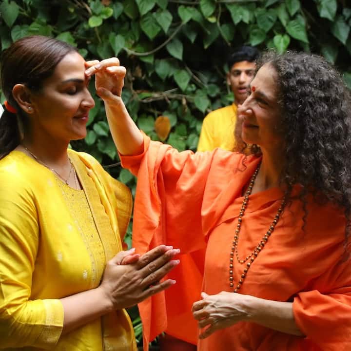 સોશિયલ મીડિયા હેન્ડલ પર ફોટા સાથે કેપ્શનમાં લખ્યું છે કે, 'બોલીવુડ અભિનેત્રી ધર્મેન્દ્ર જી અને હેમા માલિની જીની પુત્રી ઈશા દેઓલ તખ્તાની તેમના પતિ શ્રી ભરત તખ્તાની સાથે ઋષિકેશના પરમાર્થ નિકેતન પહોંચ્યા. તેણીએ મા ગંગાજીની આરતીમાં ભાગ લીધો અને પૂજ્ય સ્વામી ચિદાનંદ સરસ્વતીજી અને સાધ્વી ભગવતી સરસ્વતીજી પાસેથી આશીર્વાદ મેળવ્યા.