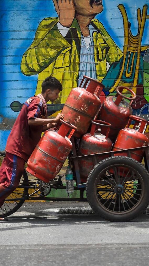 গ্যাস সিলিন্ডারের এক্সপায়ারি ডেট চেক করেন ? অসাবধান হলেই এই বিপদ