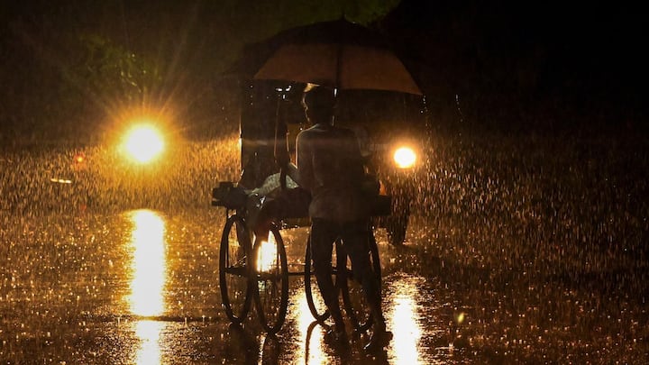 সোমবার নতুন করে নিম্নচাপ তৈরি হওয়ার সম্ভাবনা বঙ্গোপসাগরে। এর প্রভাবে আগামী সপ্তাহে ভারী থেকে অতি ভারী বৃষ্টি হবে দক্ষিণবঙ্গে। উত্তরবঙ্গের জেলাগুলিতে ভারী বৃষ্টির পূর্বাভাস রয়েছে। আজ রাজ্যের আট জেলায় ভারী বৃষ্টির সতর্কতা জারি। সমুদ্র উত্তাল থাকায় রবিবার থেকে মৎস্যজীবীদের মাছ ধরতে যেতে নিষেধ করা হয়েছে। 