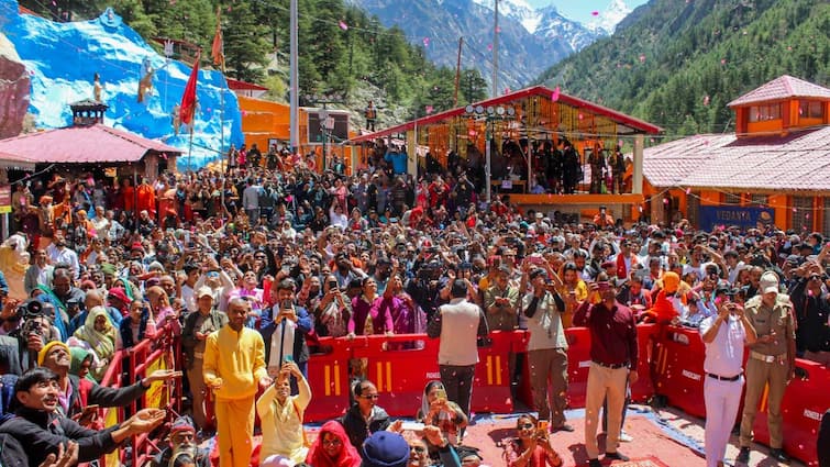 रोकी गई उत्तराखंड की चारधाम यात्रा, मौसम विभाग ने जारी किया भारी बारिश का रेड अलर्ट Uttarakhand Char Dham Yatra Stopped for 24 Hours after Heavy Rain Red Alert रोकी गई उत्तराखंड की चारधाम यात्रा, मौसम विभाग ने जारी किया भारी बारिश का रेड अलर्ट