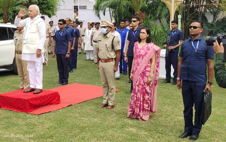 The presence of the Governor in the Matami Majlis organized in this sequence gave special dignity to the event. Here, in view of the arrival of the Governor, the administration also made strong security arrangements. The guard of honor was given as soon as he entered his Imambara campus.