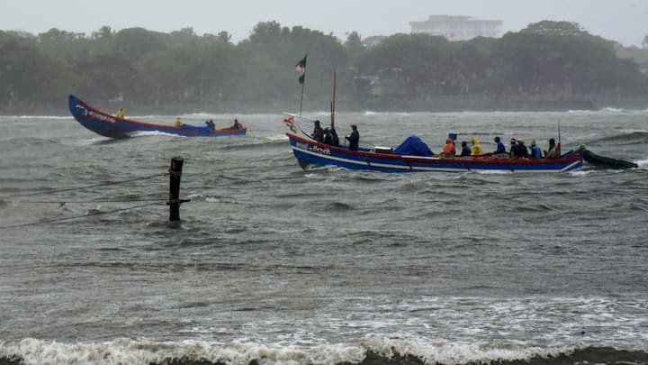 দক্ষিণবঙ্গে রবিবার মেঘলা আকাশ। বৃষ্টির পরিমাণ বাড়বে। পাঁচ জেলায় ভারী বৃষ্টির সতর্কতা। পূর্ব ও পশ্চিম মেদিনীপুর, ঝাড়গ্রাম, উত্তর ও দক্ষিণ ২৪ পরগনা জেলাতে ভারী বৃষ্টির আশঙ্কা। এর মধ্যে দক্ষিণ ২৪ পরগনা জেলারতে কিছু কিছু অংশে ২০০ মিলিমিটার পর্যন্ত অতি ভারী বৃষ্টির সতর্কতা। জারি করা হয়েছে কমলা সতর্কতা। বাকি সব জেলাতেই বজ্রবিদ্যুৎসহ দুই এক পশলা হালকা থেকে মাঝারি বৃষ্টির সম্ভাবনা।কোথাও কোথাও ৩০ থেকে ৪০ কিলোমিটার গতিবেগে দমকা ঝড় বাতাস বইতে পারে।