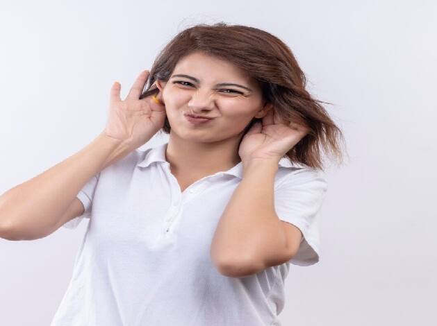 વેક્સનું અસંતુલન: કાનનું મીણ ત્વચાનું રક્ષણ કરે છે, પરંતુ જો તે વધુ પડતું થઈ જાય, તો તે ખંજવાળ અને અવરોધનું કારણ બને છે. બીજી બાજુ, વધુ પડતી સફાઈ મીણને દૂર કરે છે, જે શુષ્કતા અને ખંજવાળનું કારણ બને છે.