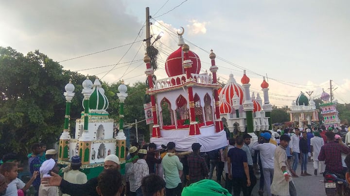 इमाम हुसैन 680 ई. में कर्बला की जंग में परिवार समेत शहीद हो गए थे. ताजिया को इमाम हुसैन की कब्र के प्रतीक के रूप में बनाया जाता है.