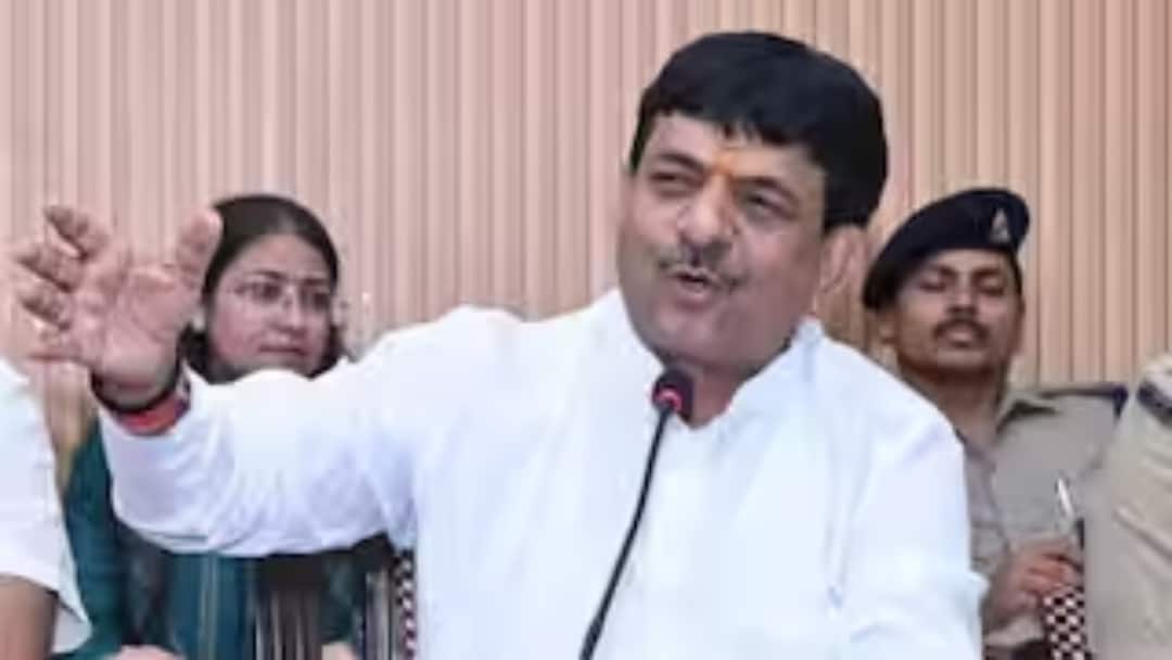 Up Bjp minister kapil dev aggarwal order to stop under construction road due tpo bad quality ann यूपी में निर्माणाधीन सड़क की गुणवत्ता पर उठे सवाल, मंत्री कपिल देव अग्रवाल ने काम रुकवाया