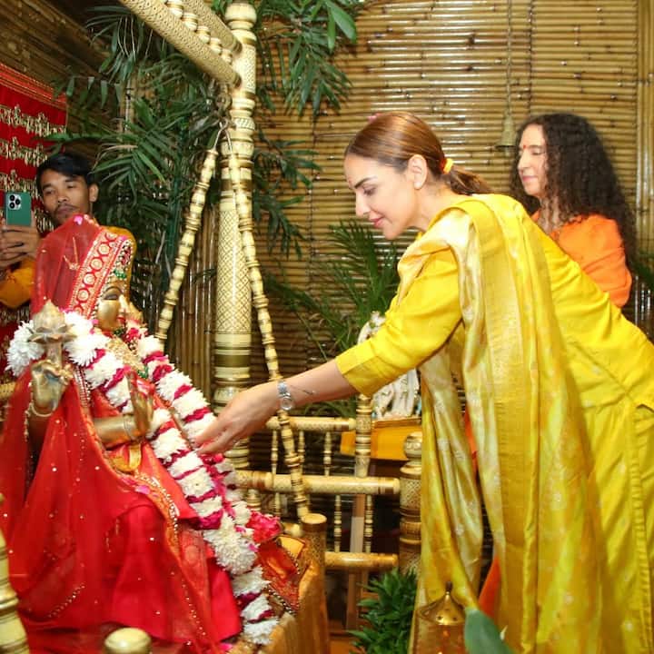 ઈશા પીળા રંગના સૂટમાં જોવા મળી હતી. તે ભક્તિમાં ડૂબેલી દેખાતી હતી. ઈશા તેના પૂર્વ પતિ સાથે ખુશ દેખાતી હતી.