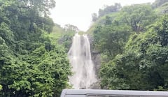 आंबोलीचा धबधबा पर्यटकांसाठी बंद, विकेंडसाठी गेलेल्या पर्यटकांचा हिरमोड, मोठी वाहतूक कोंडी