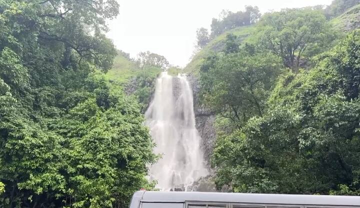 विकेंडला धबधब्याचा आनंद लुटण्यासाठी मोठ्या संख्येने पर्यटकांनी आंबोली गाठली असतानाच, पोलीस प्रशासनाने दुपारी ४ वाजता अचानक मुख्य धबधबा बंद केल्याने सर्वत्र गोंधळाची स्थिती निर्माण झाली.