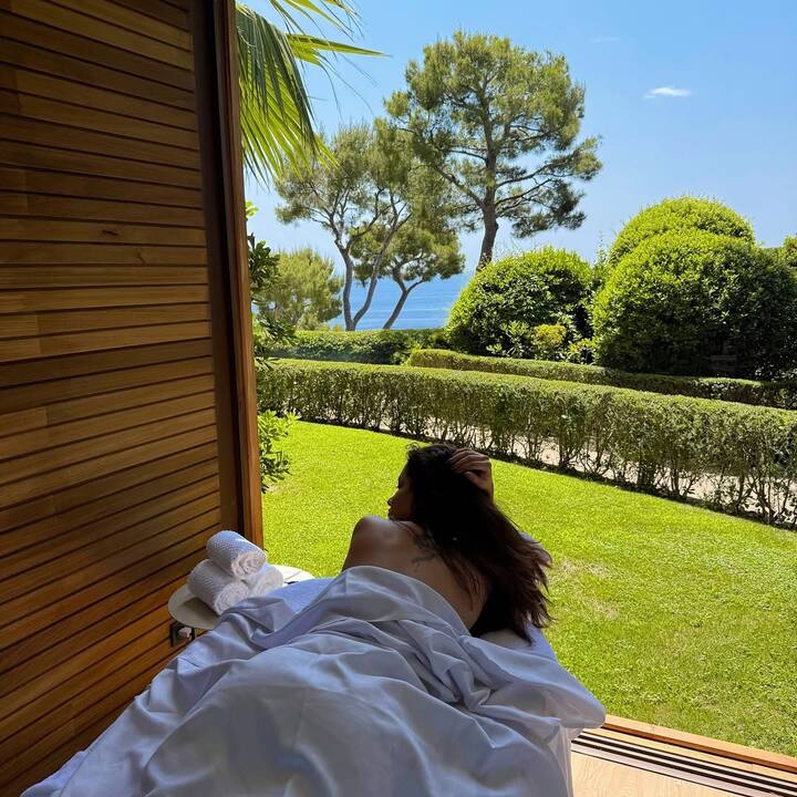 ફિલ્મ 'ટીકુ વેડ્સ શેરુ'થી બોલિવૂડમાં એન્ટ્રી કરનાર એક્ટ્રેસ અવનીત કૌર સોશિયલ મીડિયા પર ઘણી એક્ટિવ રહે છે.