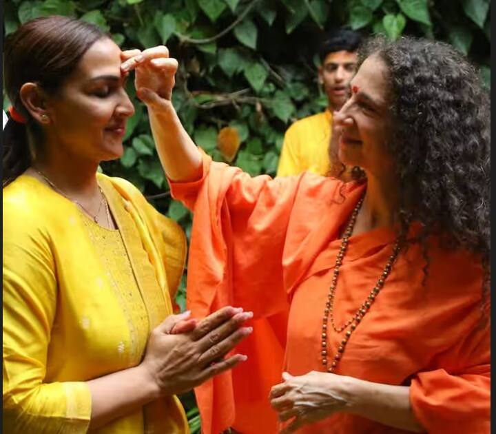 ਦੱਸ ਦੇਈਏ ਕਿ ਈਸ਼ਾ ਅਤੇ ਭਰਤ ਦਾ ਵਿਆਹ 29 ਜੂਨ 2012 ਨੂੰ ਹੋਇਆ ਸੀ। ਉਨ੍ਹਾਂ ਦਾ ਵਿਆਹ ਮੁੰਬਈ ਵਿੱਚ ਹੋਇਆ ਸੀ। ਦੋਵੇਂ ਦੋ ਧੀਆਂ ਦੇ ਮਾਪੇ ਹਨ। ਇੱਕ ਧੀ ਦਾ ਨਾਮ ਰਾਧਿਆ ਹੈ ਅਤੇ ਦੂਜੀ ਧੀ ਦਾ ਨਾਮ ਮਿਰਾਇਆ ਹੈ। ਇਸ ਸਾਲ ਫਰਵਰੀ ਵਿੱਚ ਦੋਵਾਂ ਨੇ ਆਪਣੇ ਵੱਖ ਹੋਣ ਦਾ ਐਲਾਨ ਕੀਤਾ ਸੀ।