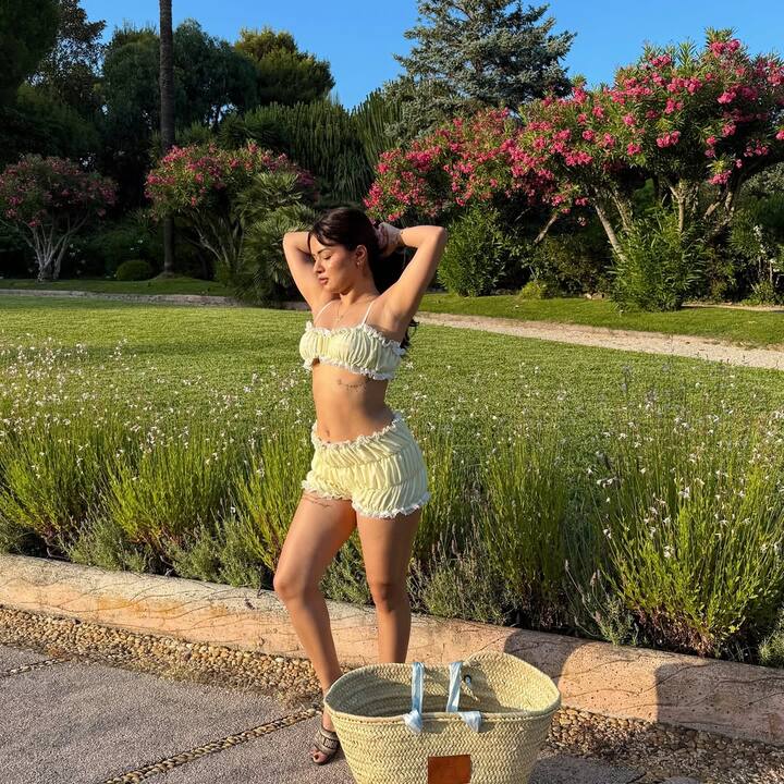 અવનીત કૌર છેલ્લા કેટલાક સમયથી સોશિયલ મીડિયા પર ખૂબ જ એક્ટિવ છે, તે પોતાના ગ્લેમરસ અવતારથી ફેન્સને ઘાયલ કરતી રહે છે.