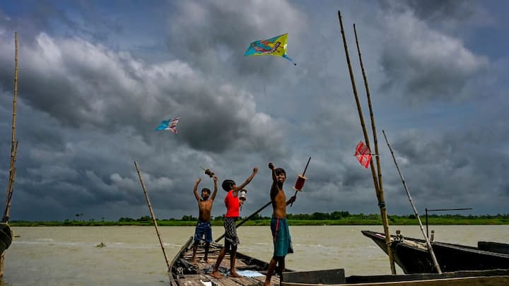 বৃহস্পতিবার দার্জিলিং, কালিম্পং, জলপাইগুড়ি, আলিপুরদুয়ার, কোচবিহার ওপরের পাঁচ জেলাতেই বিক্ষিপ্তভাবে বজ্রবিদ্যুৎসহ বিক্ষিপ্তভাবে হালকা থেকে মাঝারি বৃষ্টি। ভারী বৃষ্টি হতে পারে শুধুমাত্র জলপাইগুড়ি জেলাতে। 