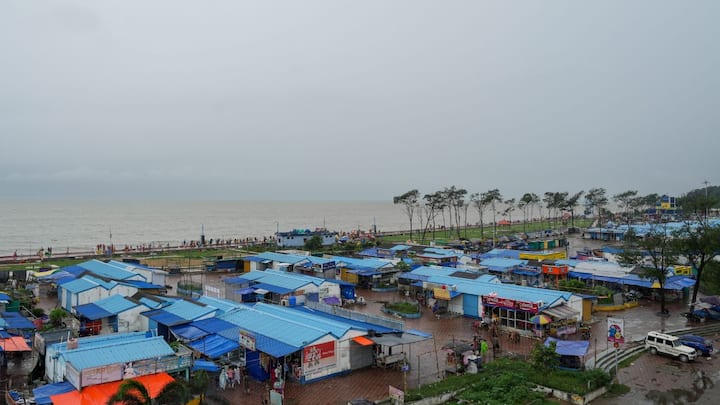 রবিবার উত্তরবঙ্গের দার্জিলিং, কালিম্পং, জলপাইগুড়ি ওপরের তিন জেলাতেই বিক্ষিপ্তভাবে ভারী বৃষ্টির সতর্কতা। ১০০ মিলিমিটার পর্যন্ত বৃষ্টি হতে পারে। বাকি সব জেলাতেই বজ্রবিদ্যুৎসহ বিক্ষিপ্তভাবে হালকা থেকে মাঝারি বৃষ্টি।