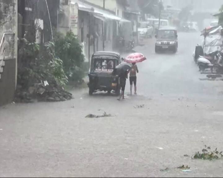 સાંજના 7 વાગ્યા સુધી રાજ્યના 8 જિલ્લાઓમાં 'ઓરેન્જ એલર્ટ' જાહેર કરવામાં આવ્યું છે, જે દર્શાવે છે કે આ વિસ્તારોમાં અતિભારે વરસાદની શક્યતા છે અને નાગરિકોએ સાવચેતી રાખવી જરૂરી છે.