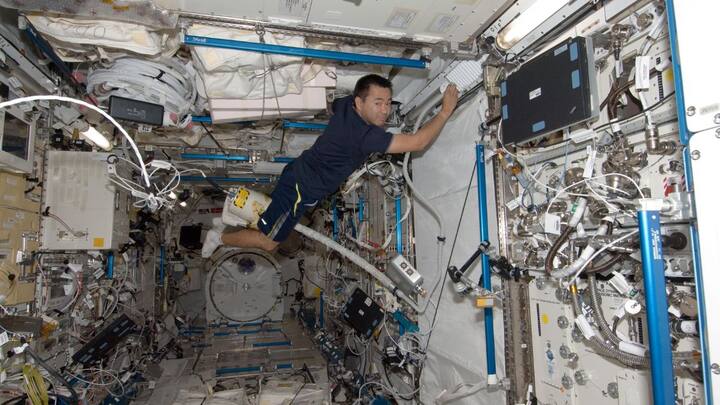 इसको न्यूरोप्लासिसिटी कहा जाता है. वहीं कुछ अंतरिक्ष यात्रियों का कहना था कि उनको अंतरिक्ष से वापस आने पर थकान का अनुभव होता है. दरअसल धरती पर लौटने के बाद एस्ट्रोनॉट्स को एनिमिया भी हो जाता है.