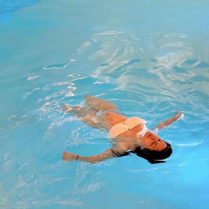 અવનીત સોશિયલ મીડિયા પર ખૂબ જ સક્રિય છે અને ઘણીવાર ચાહકો સાથે તેના ફોટા અને વીડિયો શેર કરતી જોવા મળે છે.