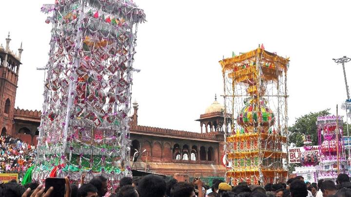 14वीं शताब्दी में बादशाह तैमूरलंग के शासनकाल में 801 वीं हिजरी में भारत में पहला ताजिया बनाया गया था. तैमूर शिया संप्रदाय से ताल्लुक रखता था.