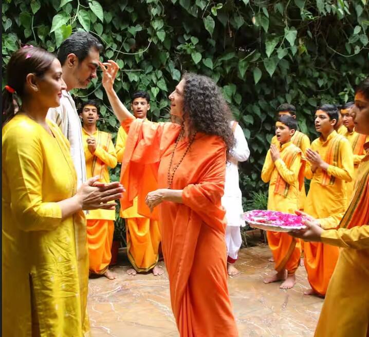 ਸੋਸ਼ਲ ਮੀਡੀਆ ਹੈਂਡਲ 'ਤੇ ਫੋਟੋਆਂ ਦੇ ਨਾਲ ਕੈਪਸ਼ਨ ਵਿੱਚ ਲਿਖਿਆ ਹੈ, 'ਬਾਲੀਵੁੱਡ ਅਦਾਕਾਰ ਧਰਮਿੰਦਰ ਜੀ ਅਤੇ ਹੇਮਾ ਮਾਲਿਨੀ ਜੀ ਦੀ ਧੀ ਈਸ਼ਾ ਦਿਓਲ ਤਖ਼ਤਾਨੀ ਆਪਣੇ ਪਤੀ ਸ਼੍ਰੀ ਭਰਤ ਤਖ਼ਤਾਨੀ ਨਾਲ ਰਿਸ਼ੀਕੇਸ਼ ਦੇ ਪਰਮਾਰਥ ਨਿਕੇਤਨ ਪਹੁੰਚੀ। ਉਨ੍ਹਾਂ ਨੇ ਮਾਂ ਗੰਗਾ ਜੀ ਦੀ ਆਰਤੀ ਵਿੱਚ ਹਿੱਸਾ ਲਿਆ ਅਤੇ ਪੂਜਯ ਸਵਾਮੀ ਚਿਦਾਨੰਦ ਸਰਸਵਤੀ ਜੀ ਅਤੇ ਸਾਧਵੀ ਭਗਵਤੀ ਸਰਸਵਤੀ ਜੀ ਤੋਂ ਆਸ਼ੀਰਵਾਦ ਪ੍ਰਾਪਤ ਕੀਤਾ।