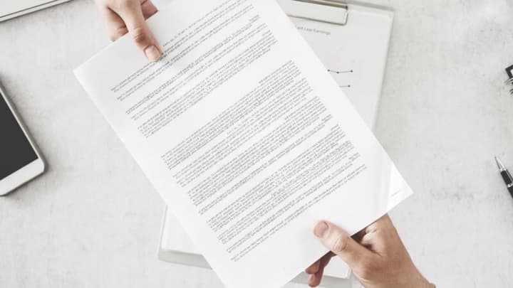 योजना का लाभ तभी मिल सकता है जब आपके पास जरूरी डॉक्यूमेंट्स हों. डॉक्यूमेंट्स पूरे न होने पर खाता खोलना मुश्किल हो जाता है. इसलिए बेहतर यही है कि पहले से सभी ज़रूरी डॉक्यूमेंट्स तैयार रखें ताकि बैंक या पोस्ट ऑफिस में बार-बार चक्कर न लगाने पड़ें.