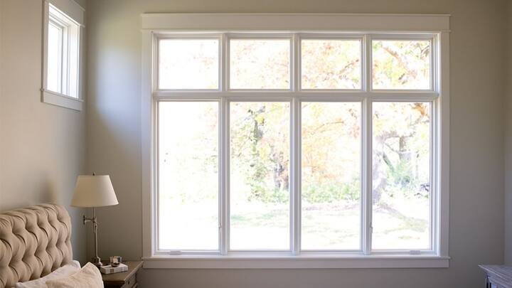 कमरे के साइज के अलावा उसमें खिड़की कितनी है, धूप कितनी आती है, छत की ऊंचाई क्या और कमरे में कितने लोग मौजूद रहते हैं. यह सब बातें भी एसी की टन क्षमता तय करने में काफी जरूरी होती है. अगर आपने इन बातों को नज़रअंदाज़ किया तो एसी से पूरा कूलिंग नहीं मिल पाता.