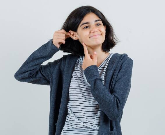 ફંગલ અથવા બેક્ટેરિયલ ચેપ: ચોમાસા કે ઉનાળા દરમિયાન કાનની અંદર પરસેવો અને ભેજ ફંગલ વૃદ્ધિને પ્રોત્સાહન આપે છે. આનાથી ખંજવાળ તેમજ દુર્ગંધ અને સ્રાવ થઈ શકે છે.