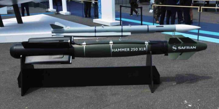 AASM XLR 1000 एक लंबी दूरी से हमला करने वाला स्मार्ट बम है जिसे राफेल जैसे एडवांस फाइटर जेट से लॉन्च किया जा सकता है. इसमें GPS और इनर्शियल नेविगेशन सिस्टम (INS) की मदद से लक्ष्य को सटीकता से भेदा जा सकता है.