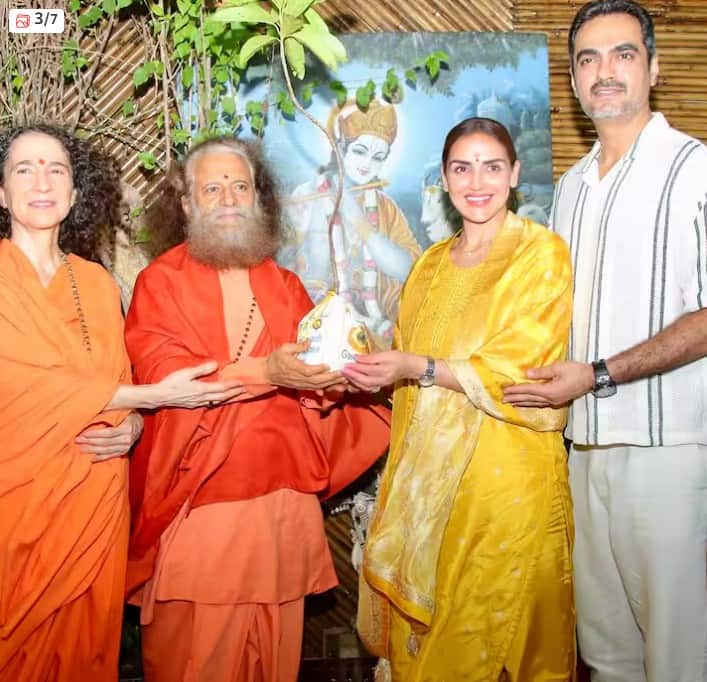 ਪੂਜਯ ਸਵਾਮੀ ਨਾਮ ਦੇ ਸੋਸ਼ਲ ਮੀਡੀਆ ਹੈਂਡਲ 'ਤੇ ਈਸ਼ਾ ਅਤੇ ਭਰਤ ਦੀਆਂ ਇਕੱਠੇ ਤਸਵੀਰਾਂ ਸਾਂਝੀਆਂ ਕੀਤੀਆਂ ਗਈਆਂ ਸਨ। ਈਸ਼ਾ ਅਤੇ ਭਰਤ ਇਕੱਠੇ ਪੂਜਾ ਕਰਦੇ ਦਿਖਾਈ ਦਿੱਤੇ।
