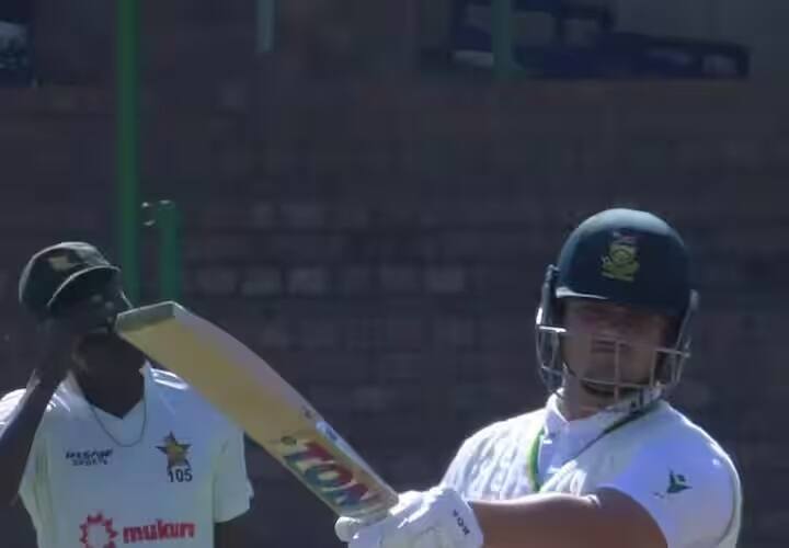 દક્ષિણ આફ્રિકાના ૧૯ વર્ષીય યુવા બેટ્સમેન લુઆન ડ્રી પ્રિટોરિયસે પોતાના ટેસ્ટ ડેબ્યૂમાં સદી ફટકારીને ઇતિહાસ રચ્યો છે. આ સદી સાથે પ્રિટોરિયસે ૬૧ વર્ષ જૂનો રેકોર્ડ પણ તોડી નાખ્યો છે.