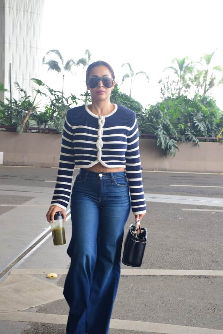 The actress had a cipper in one hand and took a stylish bag of black color in the other.
