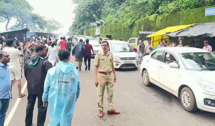त्यामुळे शेकडो किलोमीटरचा प्रवास करून आलेल्या पर्यटकांनी नाराजी व्यक्त केली आहे.