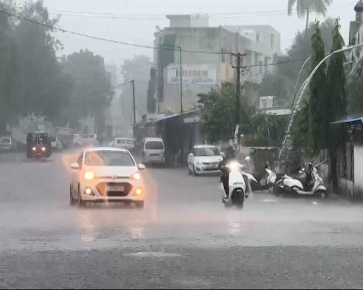 આ ઉપરાંત, રાજ્યના અન્ય ઘણા જિલ્લાઓમાં 'યલો એલર્ટ' જાહેર કરવામાં આવ્યું છે, જે સૂચવે છે કે આ વિસ્તારોમાં મધ્યમથી ભારે વરસાદ પડી શકે છે. યલો એલર્ટ ધરાવતા જિલ્લાઓમાં બનાસકાંઠા, જામનગર, દેવભૂમિ દ્વારકા, રાજકોટ, પોરબંદર, જુનાગઢ, ગીર સોમનાથ, દીવ, બોટાદ, અમદાવાદ, પાટણ, મહેસાણા, સાબરકાંઠા, ગાંધીનગર, અરવલ્લી, ખેડા, મહિસાગર, પંચમહાલ, દાહોદ, છોટા ઉદેપુર, આણંદ, વડોદરા, ભરૂચ, ડાંગ, નવસારી, વલસાડ, દમણ અને દાદરા નગરહવેલીનો સમાવેશ થાય છે.