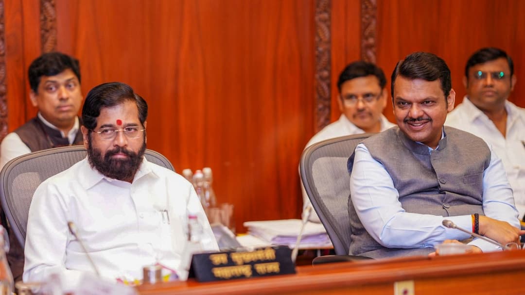 Maharashtra Devendra Fadnavis government postpone Hindi language requirement Raj Thackeray Uddhav Thackeray Mumbai ann महाराष्ट्र में हिंदी भाषा की अनिवार्यता को लेकर बड़ा फैसला, CM देवेंद्र फडणवीस ने किया ये ऐलान