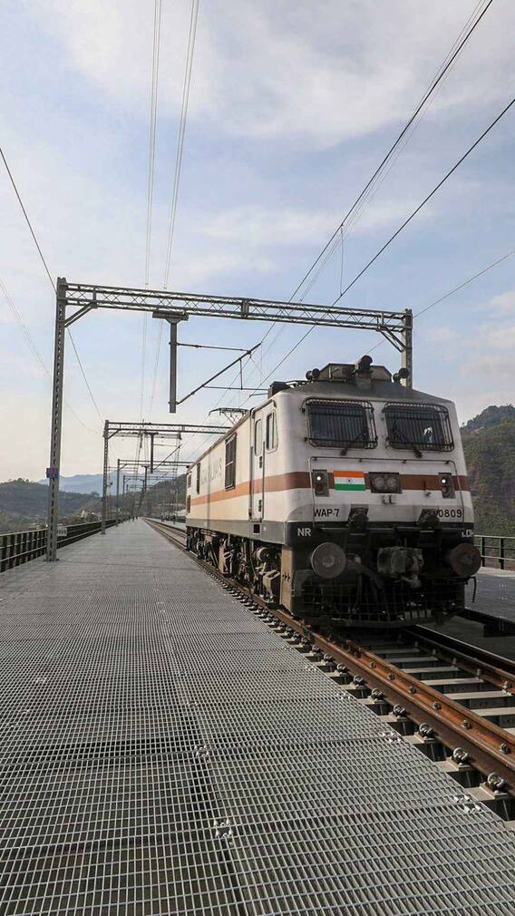 रेल्वेतील मिडल बर्थ कधी उघडता येतं?