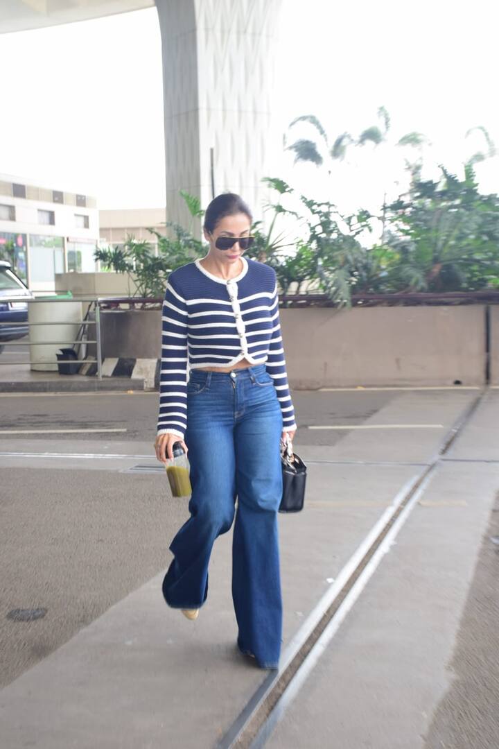 At the airport, Malaika appeared in a stylish look as usual, who walked the paps and gave many poses.