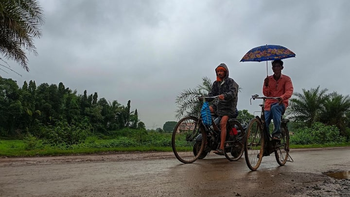 কলকাতা, হাওড়া, উত্তর ও দক্ষিণ ২৪ পরগনা পূর্ব ও পশ্চিম বর্ধমান এবং পুরুলিয়া জেলাতে ভারী বৃষ্টির আশঙ্কা। বাকি বীরভূম, মুর্শিদাবাদ, নদিয়া জেলাতেও বজ্রবিদ্যুৎসহ দুই এক পশলা হালকা থেকে মাঝারি বৃষ্টির সম্ভাবনা। সঙ্গে ৩০ থেকে ৪০ কিলোমিটার গতিবেগে দমকা ঝোড়ো বাতাস বইতে পারে। 