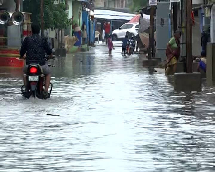 અમદાવાદ: અમદાવાદ જિલ્લામાં આજે મેઘરાજાએ ધમાકેદાર બેટિંગ કરી છે. વિરમગામમાં 3 ઈંચ કરતા વધારે વરસાદ વરસતા જળબંબાકાર જેવી સ્થિતિ જોવા મળી રહી છે. વિરમગામ પ્રશાસનના પાપે રસ્તાઓ પર નદી જેવા દ્રશ્યો જોવા મળ્યા છે. પ્રશાસન પર  વિરમગામના લોકો બરાબરના રોષે ભરાયા છે.