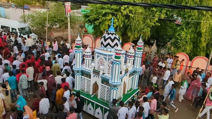 तब उसके दरबारियों ने बादशाह को खुश करने के लिए बांस की किमचियों और रंगीन सामान से इमाम हुसैन का रोजा-ए-मुबारक तैयार किया था. उसी ने हर साल ताजिए बनाने शुरू किए और फिर यह परंपरा बन गई.