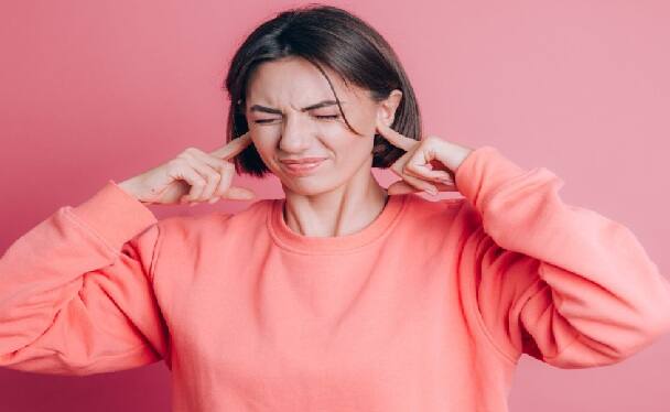 ઘણીવાર આપણે કાનમાં ખંજવાળને હળવાશથી લઈએ છીએ. આપણને લાગે છે કે કદાચ તે ધૂળ કે પરસેવાના કારણે હોઇ શકે છે. પરંતુ સતત કે વારંવાર ખંજવાળ એ કંઇક બીજી સમસ્યાના જ સંકેત છે. ક્યારેક ચેપ, એલર્જી અથવા આપણી કેટલીક ખોટી આદતો આ માટે જવાબદાર હોય છે.