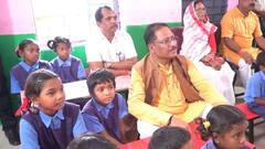 CM विष्णुदेव साय ने जशपुर में बांटे स्मार्ट किट, बच्चों के साथ बैठ याद किया बचपन