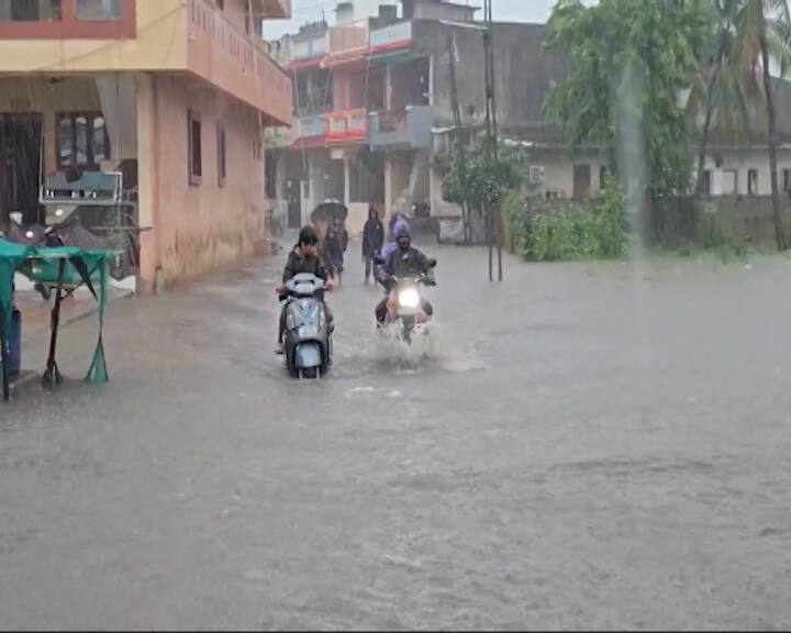 સમગ્ર રાજ્યમાં વરસાદી માહોલ સક્રિય બન્યો છે અને નાગરિકોને હવામાન વિભાગ દ્વારા જારી કરવામાં આવેલી સૂચનાઓનું પાલન કરવા અને સાવચેતી રાખવા અપીલ કરવામાં આવી છે.