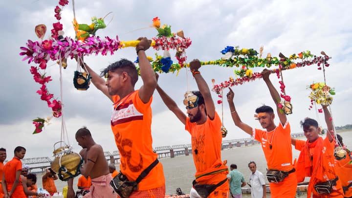 कांवड़ यात्रा के दौरान कांवड़ियों को शुद्धता और पवित्रता का पालन करना चाहिए. इस दौरान मांस-मदिरा या तामसिक भोजन को खाने से बचें. कांवड़ यात्रा में शुद्धता और पवित्रता का विशेष ध्यान दिया जाता है.