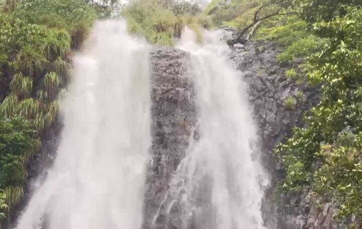 आंबोलीत वर्षा पर्यटनाचा हंगाम सध्या जोमात असून, दर शनिवारी-रविवारी हजारो पर्यटक येथे गर्दी करतात. अशा वेळी प्रशासनाने पर्यटकांची गैरसोय होणार नाही, याची काळजी घेणं गरजेचं असल्याचं स्थानिकांकडूनही सांगितलं जात आहे.