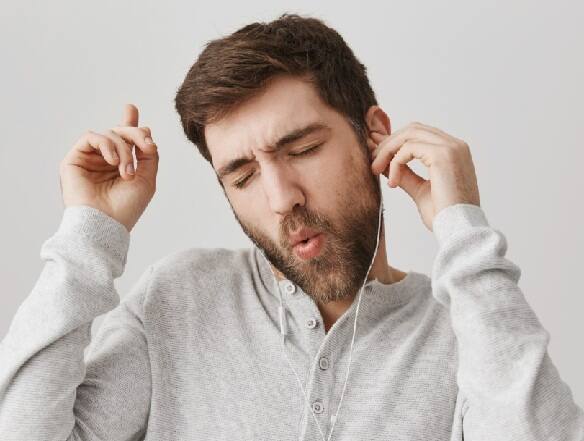 ઇયરફોન અથવા હેડફોનનો વધુ પડતો ઉપયોગ: કાનમાં લાંબા સમય સુધી ઇયરફોન અથવા હેડફોન પહેરવાથી હવાનો પ્રવાહ અટકી જાય છે, જેના કારણે પરસેવો અને બેક્ટેરિયા એકઠા થાય છે. આનાથી ચેપ અને ખંજવાળ થઈ શકે છે.